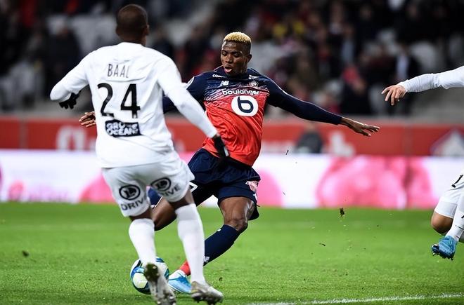 爱游戏体育-德罗巴连续十场比赛得分超过出色发挥，美国队不断突破！