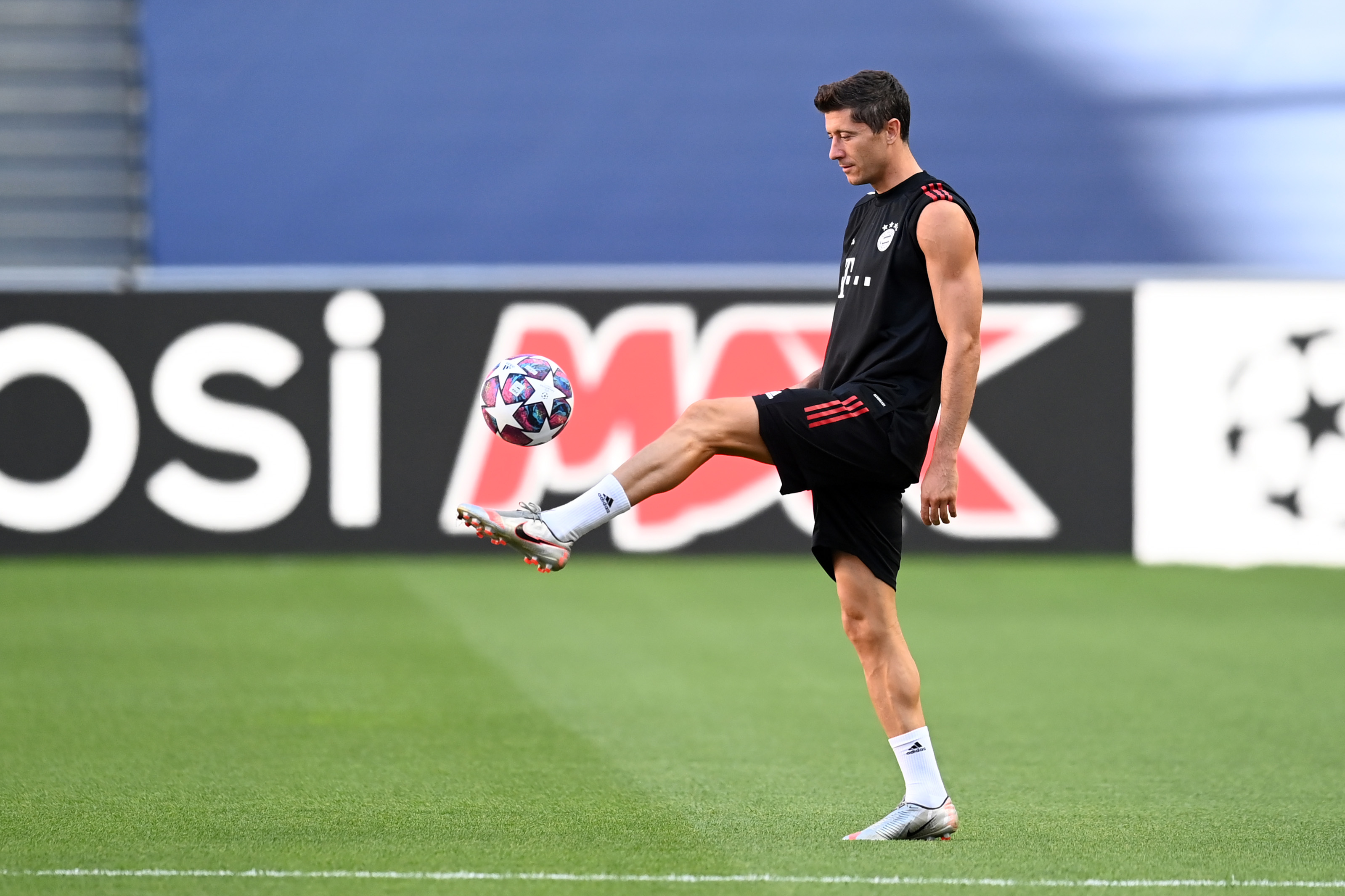 爱游戏体育-莱万多夫斯基回归赛场，战术调整首场状态亮眼，DWG观众沸腾！的简单介绍